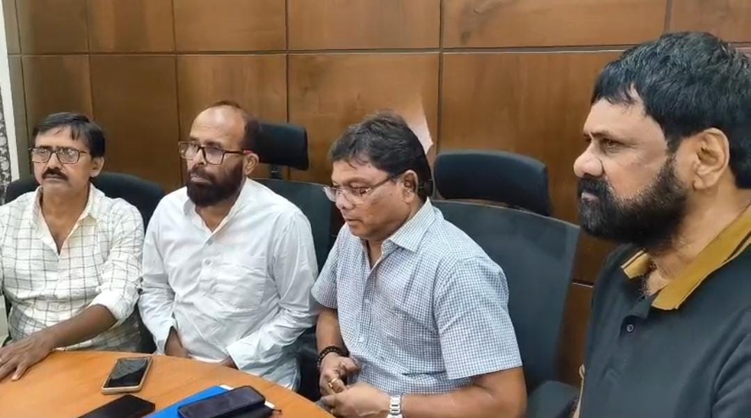 दुमका परिषदन में झामुमो ने की प्रेस वार्ता, भोगनाडीह कांड की निंदा करते हुए भाजपा पर साधा निशाना 