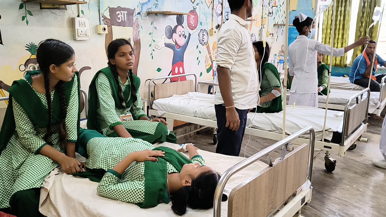 गोड्डा: कस्तूरबा गांधी आवासीय विद्यालय में फूड पॉइज़निंग से 60 से ज्यादा छात्राएं बीमार, इलाज जारी, जानिए वार्डन ने क्या कहा