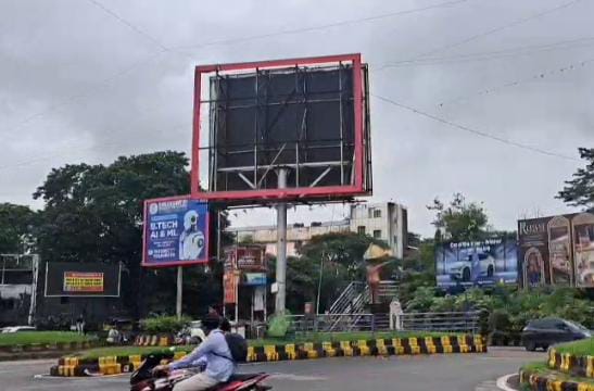 जमशेदपुर शहर की खूबसूरती में दाग बन रहे हैं बड़े-बड़े होर्डिंग,शिकायत के बाद एक्शन में नगर निगम