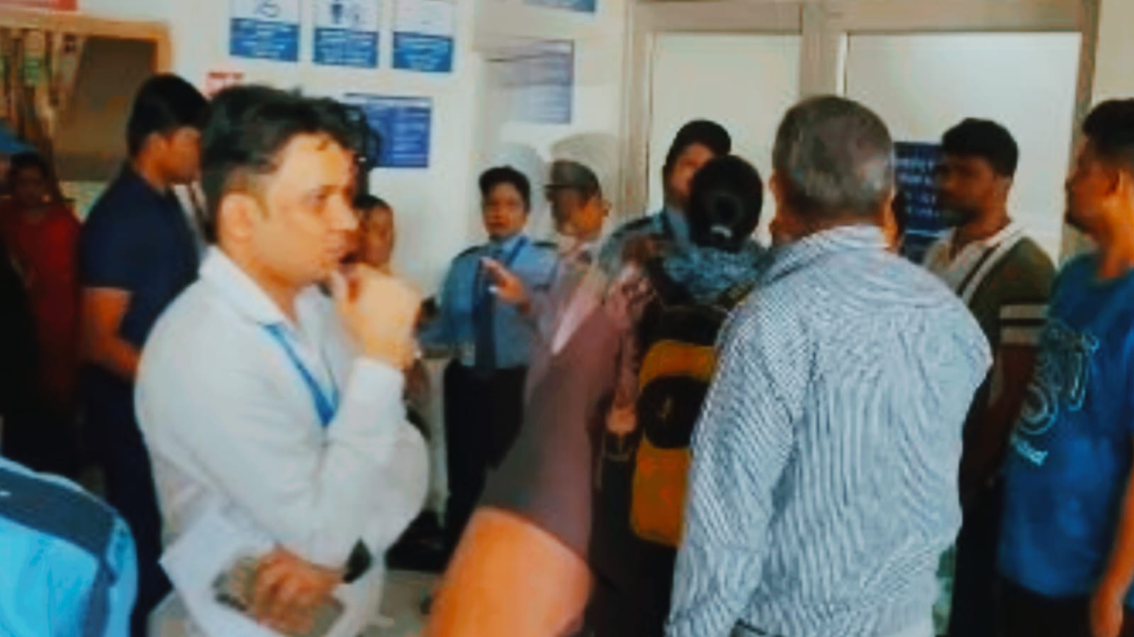 BREAKING: कांग्रेस नेता के भाई को मारी चार गोली, हॉस्पिटल में हंगामा