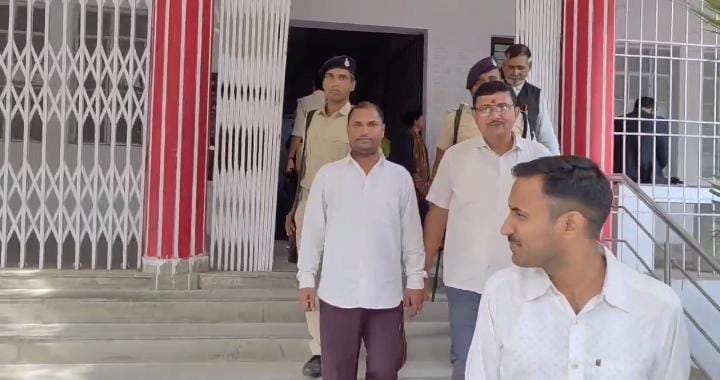 कोर्ट में पेश किये गये घुसखोर मत्स्य पदाधिकारी, 40 हजार रिश्वत लेते रंगे हाथ हुए थे गिरफ़्तार 