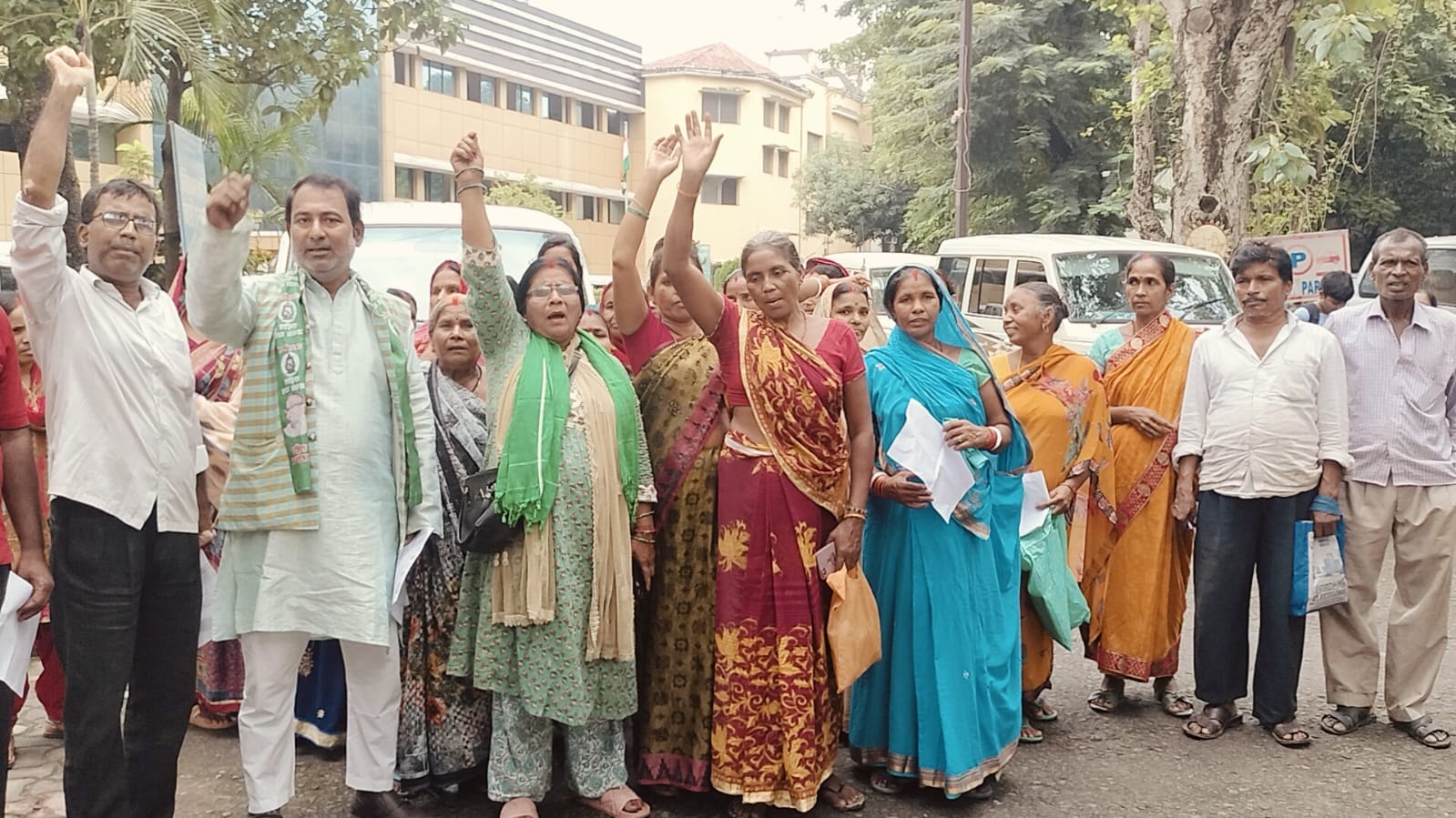 जमशेदपुर:बाढ़ से हुए नुकसान के ख़िलाफ लोगों का फूटा गुस्सा,मुआवजे को लेकर डीसी कार्यालय के बाहर किया प्रदर्शन