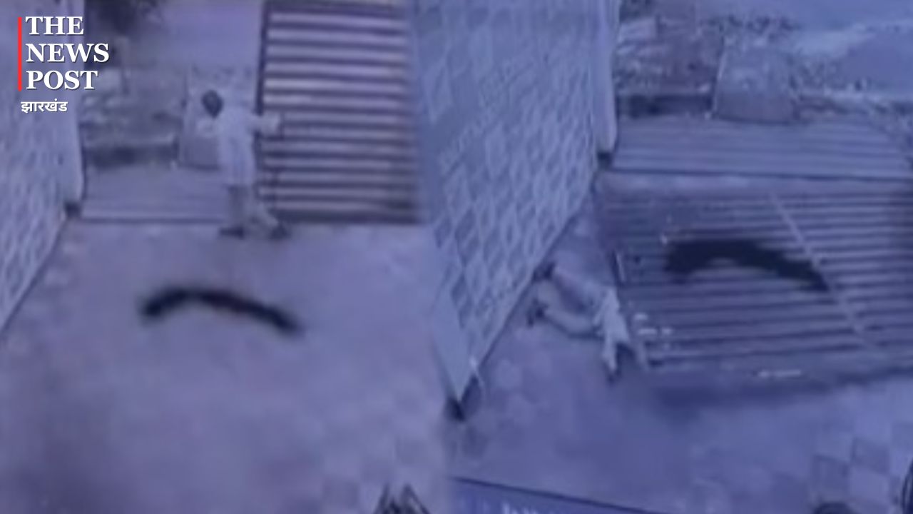 भारी भरकम लोहे का गेट गार्ड के ऊपर गिरा, तड़प-तड़प कर दम तोड़ दिया, देखिए हादसे का लाइव वीडियो