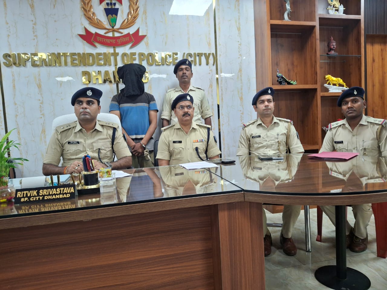 देवघर के कुख्यात अपराधी गिरोह का अपराधी पढ़िए-कैसे धनबाद में पकड़ाया, क्या-क्या हुए जब्त !