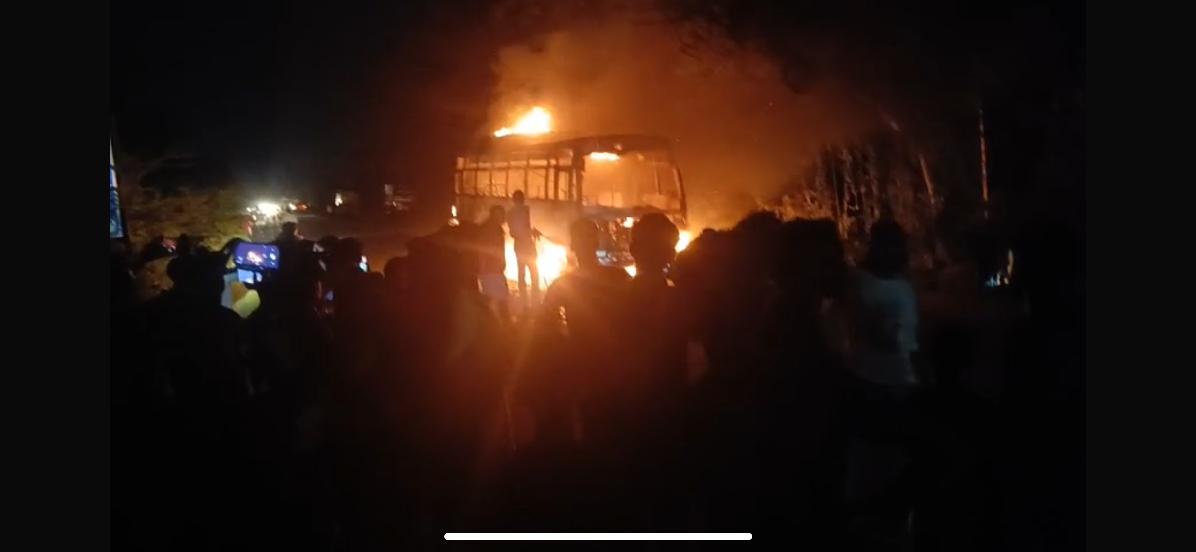 Breaking : मुहर्रम  जुलूस के दौरान बड़ा हादसा: बस ने दो लोगों को कुचला, भीड़ ने बस में लगाई आग