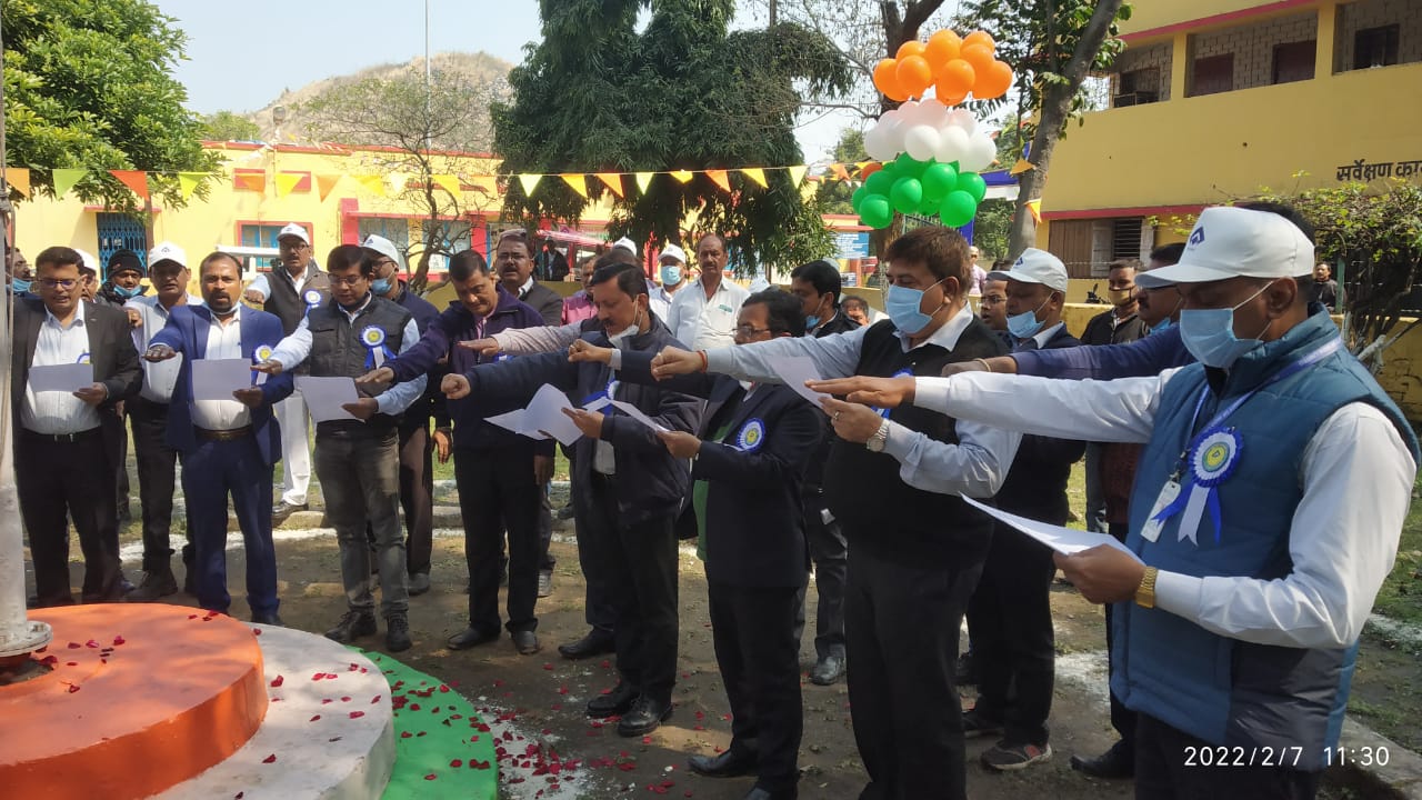 'खुद सुरक्षित रहें ,खदान को सुरक्षित करें और सुरक्षा के साथ उत्पादन करें'