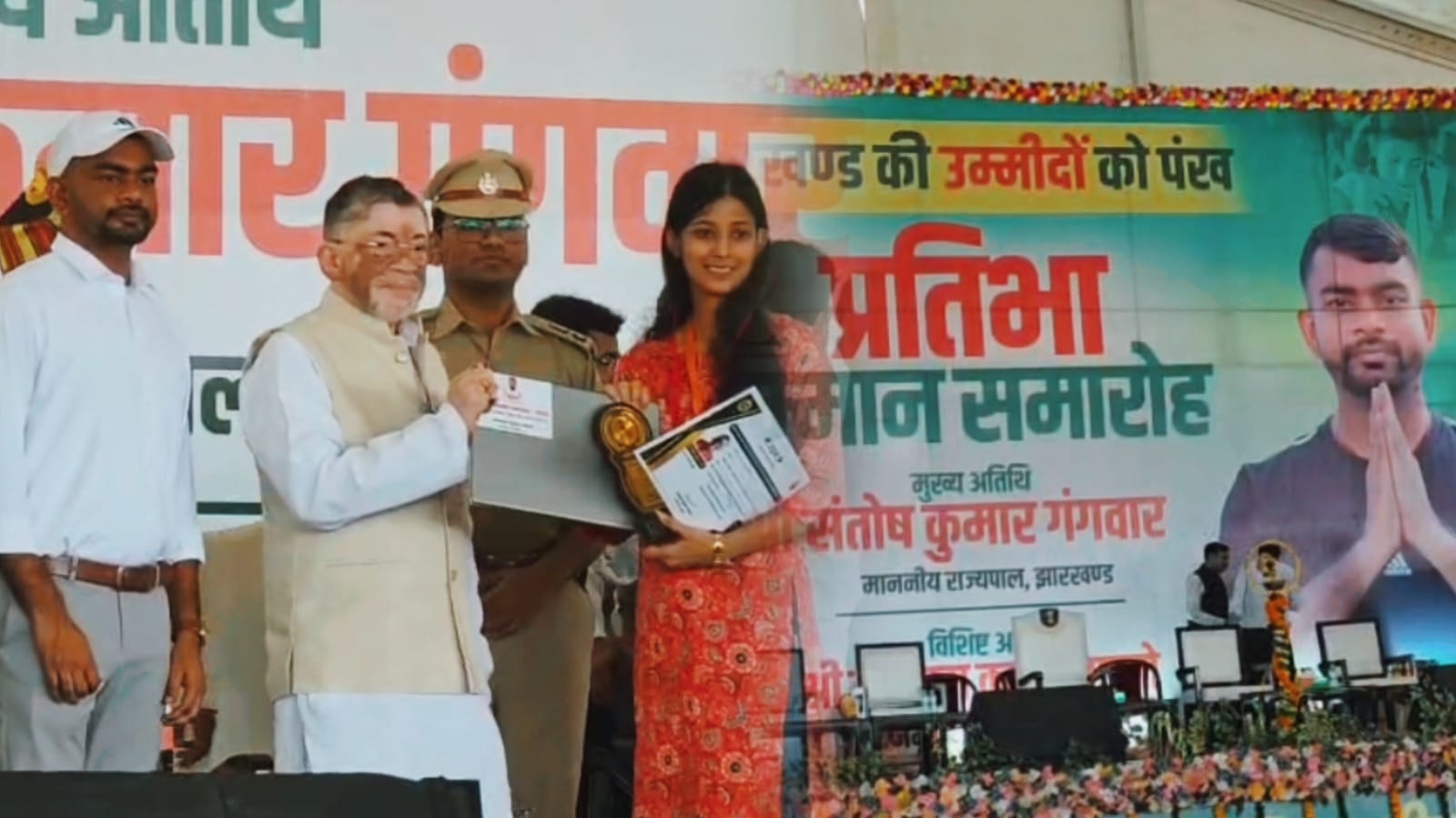 टाइगर जयराम महतो ने स्टूडेंट के बीच बांटा लाखों का लैपटॉप, राज्यपाल ने मंच से कह दी बड़ी बात