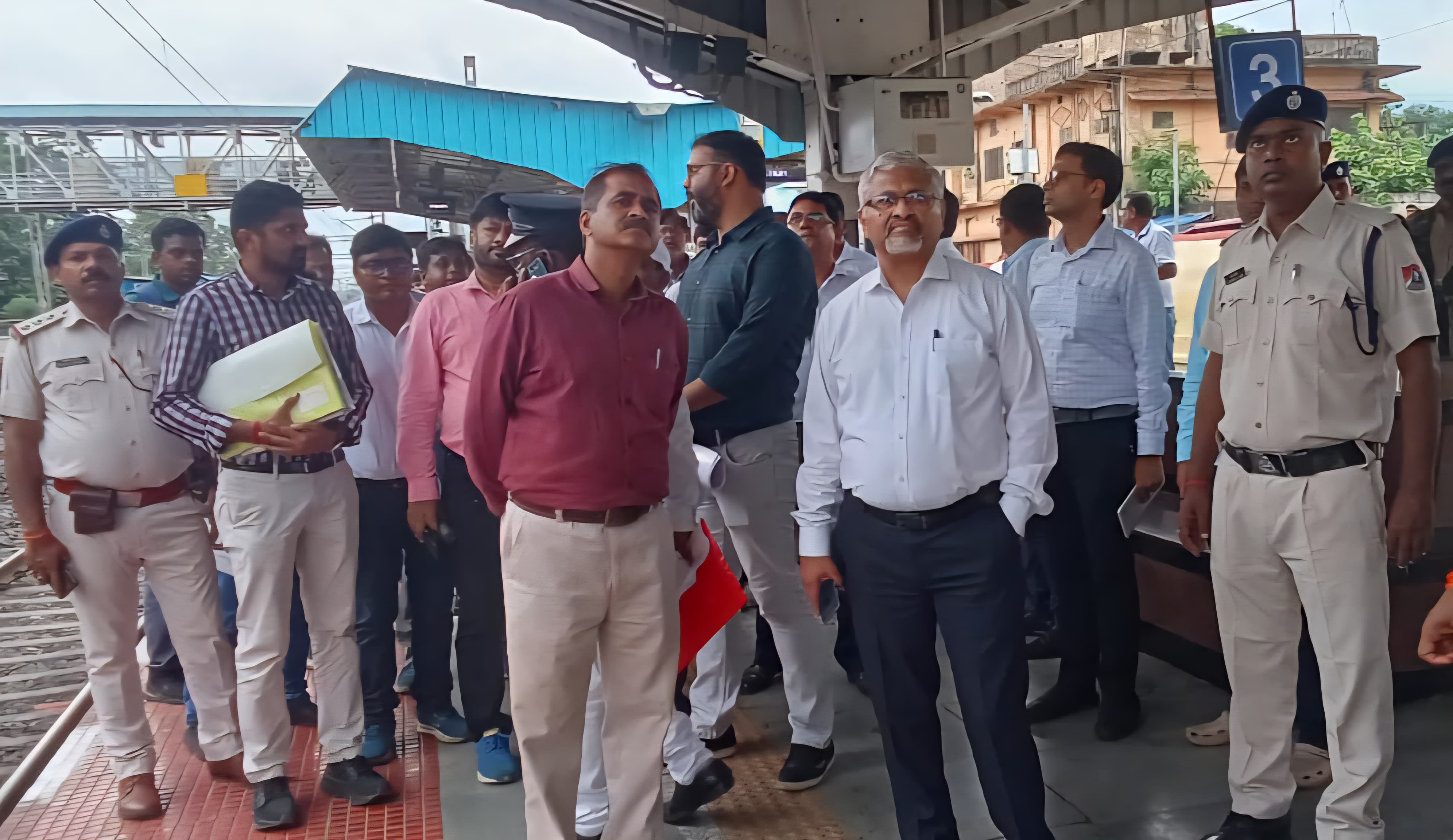 पाकुड़ स्टेशन पर पहुंचे पूर्व रेलवे के महाप्रबंधक मिलिंद देउस्कर, वर्षों से ठप एस्केलेटर हुआ चालू, विकास को लेकर दिए कई निर्देश