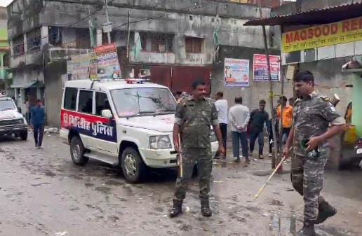 गिरिडीह: दो पक्षों के विवाद में जमकर हुई मारपीट, पत्थरबाजी कर रहें लोगों को पुलिस ने खदेड़ कर भगाया