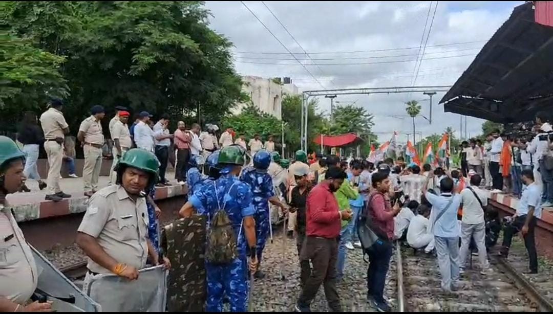 बिहार बंद समर्थकों का जोरदार प्रदर्शन, मतदाता SIR के विरोध में विपक्ष सड़कों पर, ट्रेन परिचालन किया बाधित