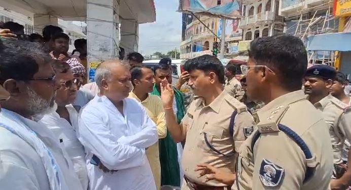 भारत बंद के दौरान राजद नेता और IPS अधिकारी के बीच नोकझोंक, सड़कों पर उतरे लोग