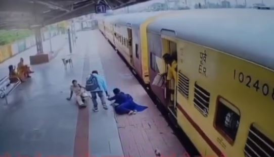 अपनी जान जोखिम में डाल RPF ने ट्रेन से गिरती महिला को बचाया, देखें हादसे का लाइव वीडियो