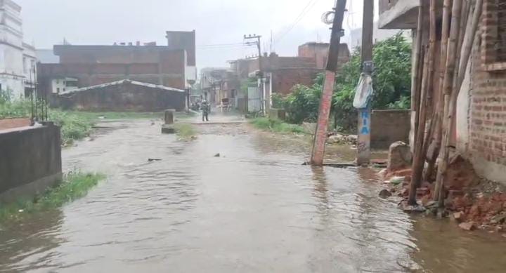 जमशेदपुर में मंडरा रहा है बाढ़ का खतरा! खतरों के निशान से ऊपर बह रहा स्वर्णरेखा और खरकाई नदी का पानी