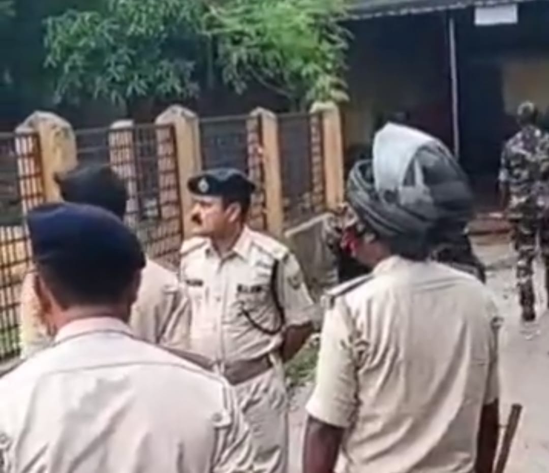 झरिया के बनिया हीर में दो गुटों में हिंसक झड़प, पत्थरबाजी के बाद चले लाठी डंडे,पुलिस पहुंची तो पढ़िए क्या हुआ