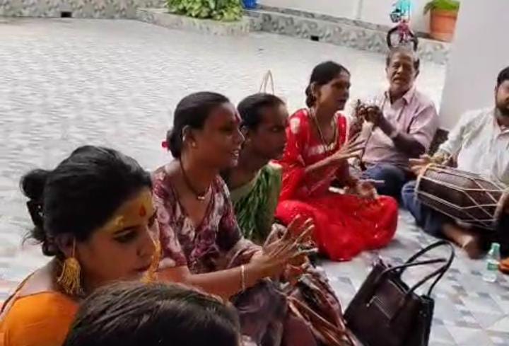 तेजस्वी यादव के बेटे को बधाई देने पहुंची किन्नरो की टोली, फिर खूब हुआ नाच गाना, देखें- VIDEO