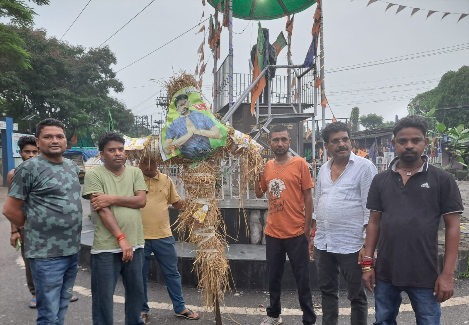 फिर चर्चा में डुमरी विधायक जयराम महतो, नावाडीह में बेल्ट से पीटने का केस, करगली गेट पर पुतला दहन,जानिए पूरा मामला!