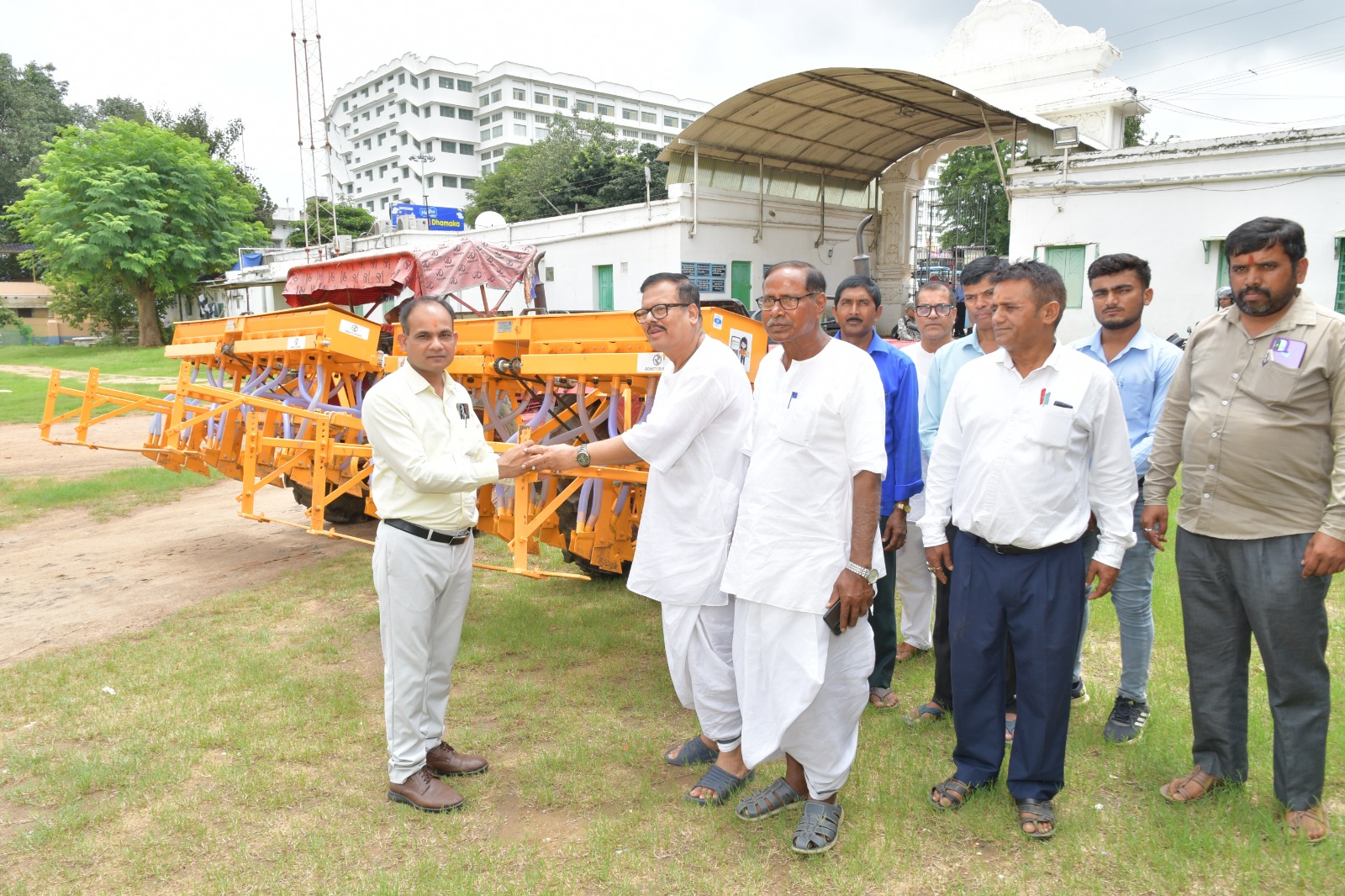 किसानों की टेंशन खत्म, सत्संग आश्रम की ओर से कृषकों को दिया गया 4 सीड ड्रिल मशीन, अब फसलों की बुवाई का काम होगा आसान