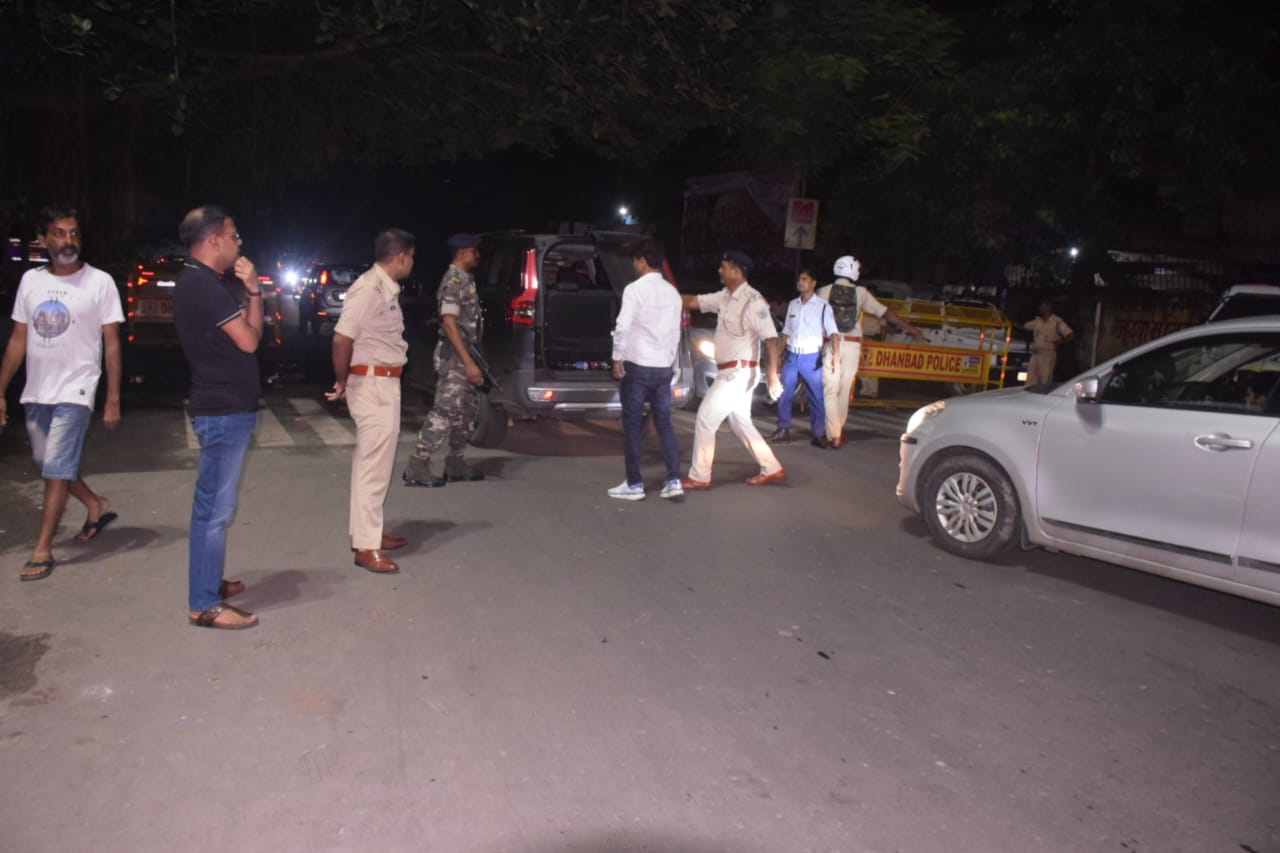 Dhanbad:  देर रात को जब एसएसपी उतरे सड़क पर तो शराबियों -दबंगों में कैसे मची अफरा-तफरी, पढ़िए इस रिपोर्ट में