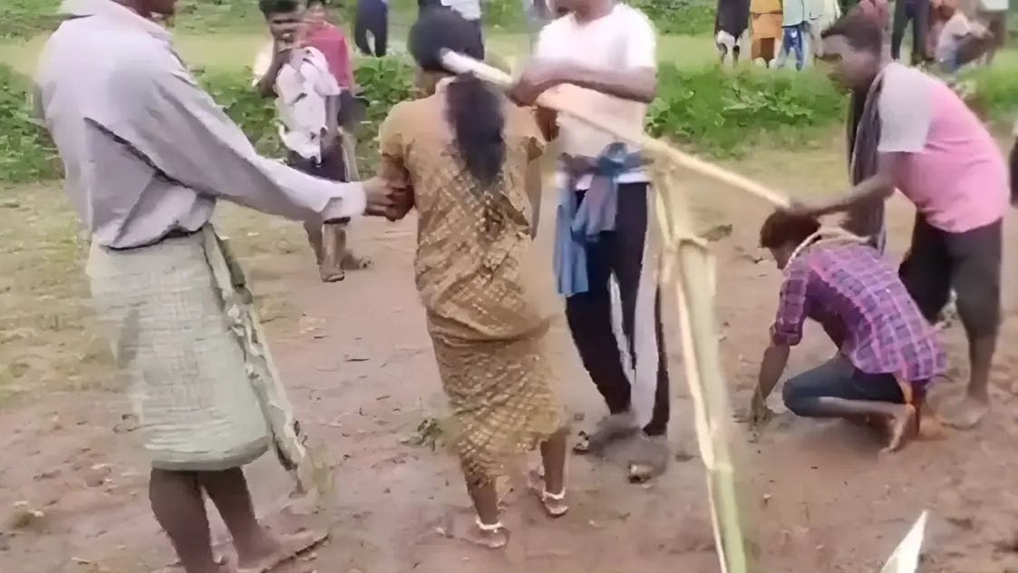 चाचा ने भतीजी संग रचाई शादी तो भड़क गए गांव वाले, फिर दी ऐसी कठोर सजा की दंग रह गए लोग, देखिए Video 