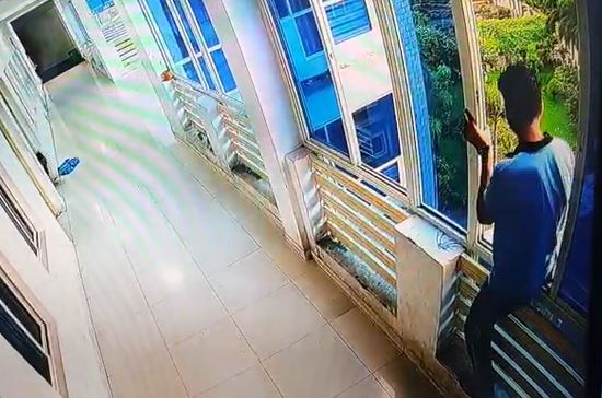 खरसावां के छात्र ने ओड़िशा के स्कूल में तीसरी मंजिल से लगाई छलांग, देखें घटना का लाइव वीडियो