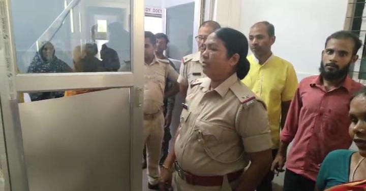 साहिबगंज:महिला ने मृत शिशु को दिया जन्म, तो परिजनों ने अस्पताल में की जमकर तोड़फोड़, नर्स पर लगाया ये आरोप   