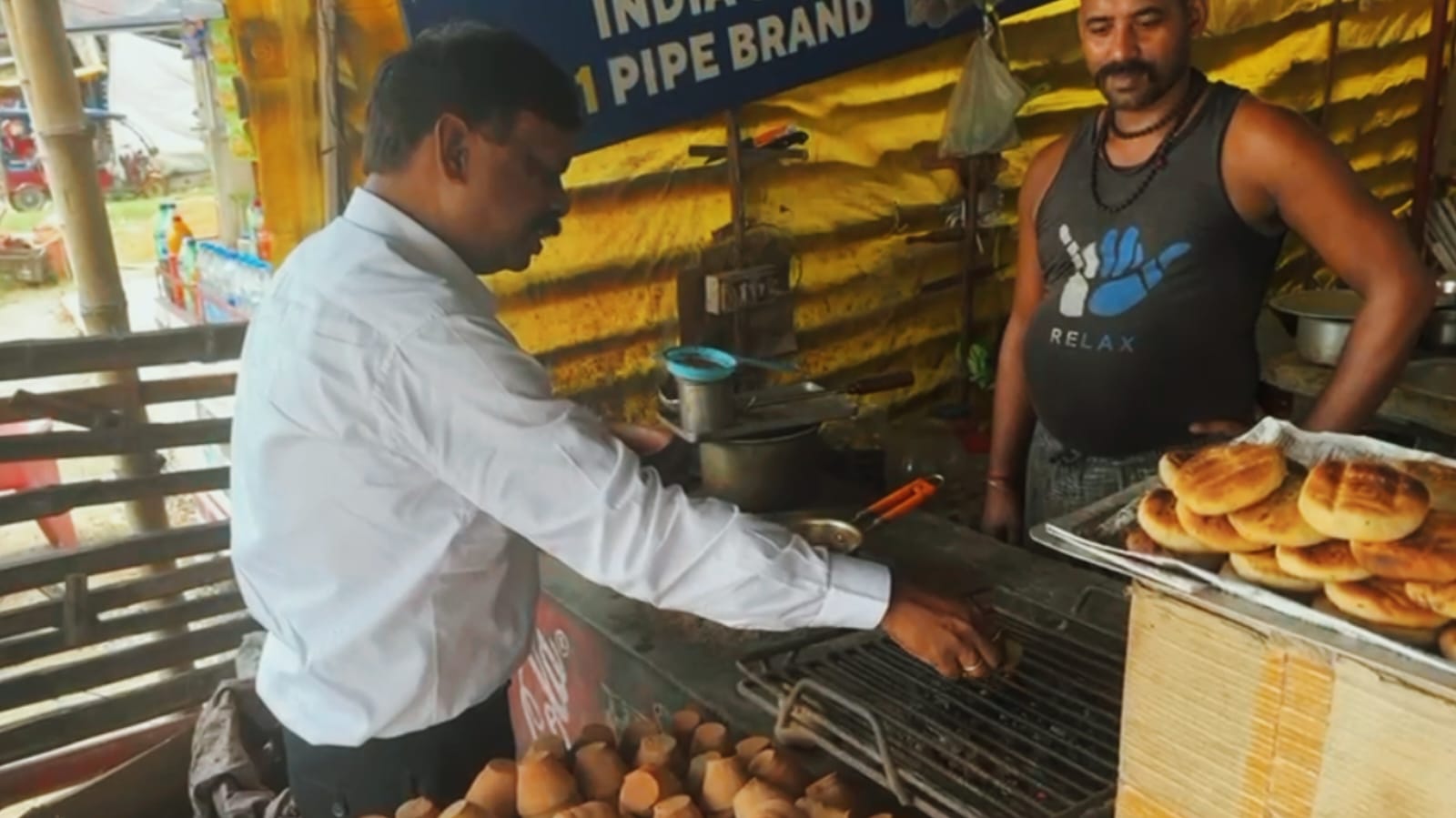 वाह साहब ! लिट्टी सेंकी, चाय बनाई और दिल और बिहार के खास अफसर की सादगी ने मोह लिया सबका दिल