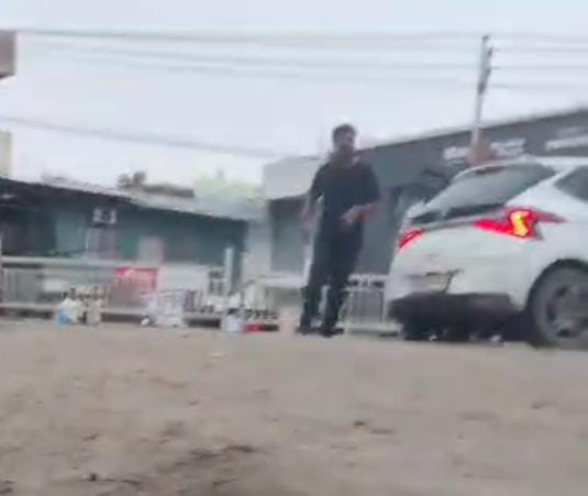 ठोक देंगे कट्टा कपार में आईये ना.....सरेआम कट्टा लहराते रहे बेखौफ़ अपराधी,लेकिन पुलिस को नहीं लगी भनक, देखें-VIRAL VIDEO