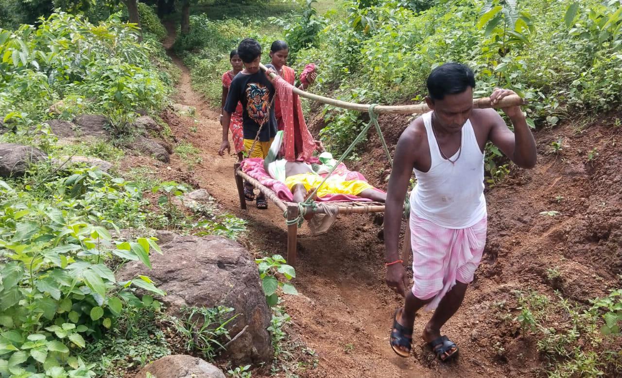 अपनी बदहाली पर सिसक रहा है पाकुड़ का बासको गांव,आज तक नसीब नहीं हुई सड़क,खटिया पर मरीजो को ले जाया जाता है अस्पताल