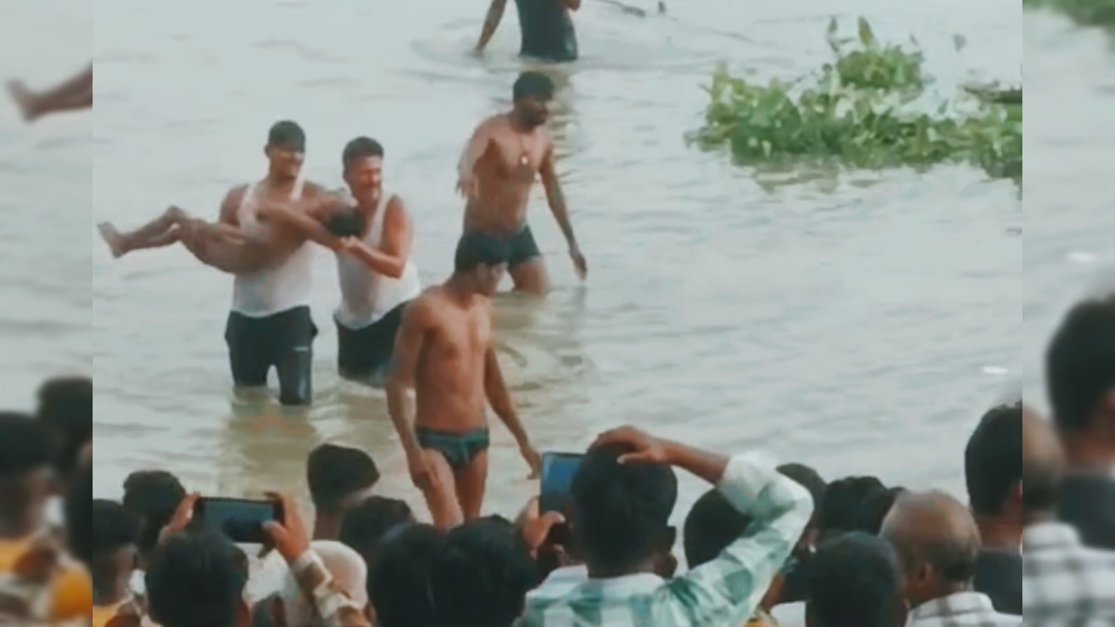 गंगा स्नान के दौरान दो मासूमों की डूबने से मौत, इलाज में देरी से गुस्साए परिजनों ने पीएचसी में किया तोड़फोड़