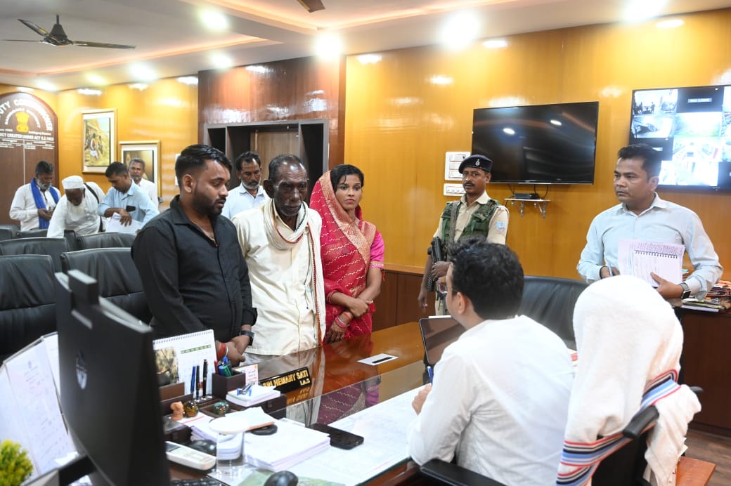 साहिबगंज उपायुक्त ने जनता दरबार में सुनी शहरी व ग्रामीण लोगों की समस्या,जल्द समाधान का दिया आश्वासन