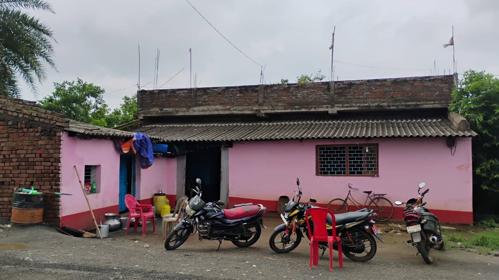 पहले सिगरेट खरीद कर पिया फिर उसी दुकान में की 7 लाख की लूट, फायरिंग कर फैलाया दहशत