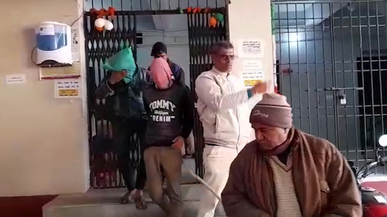 हथियार और कारतूस के साथ दो युवक गिरफ्तार