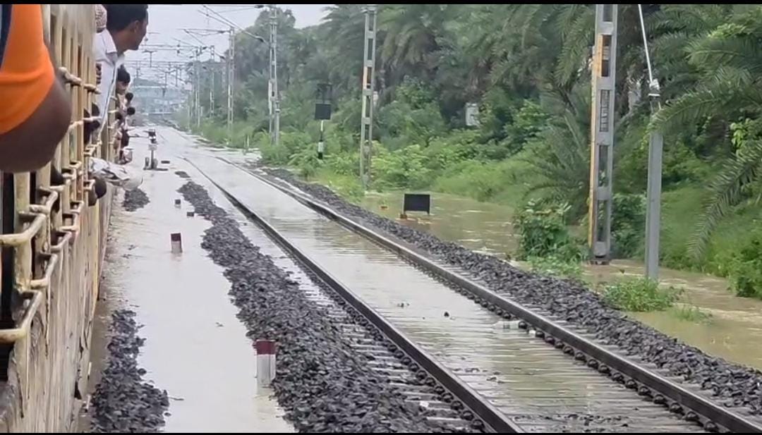 साहिबगंज में लगातार हो रही बारिश से डूबा कल्याणचक रेलवे स्टेशन,ट्रेनों की रफ्तार पर लगी ब्रेक