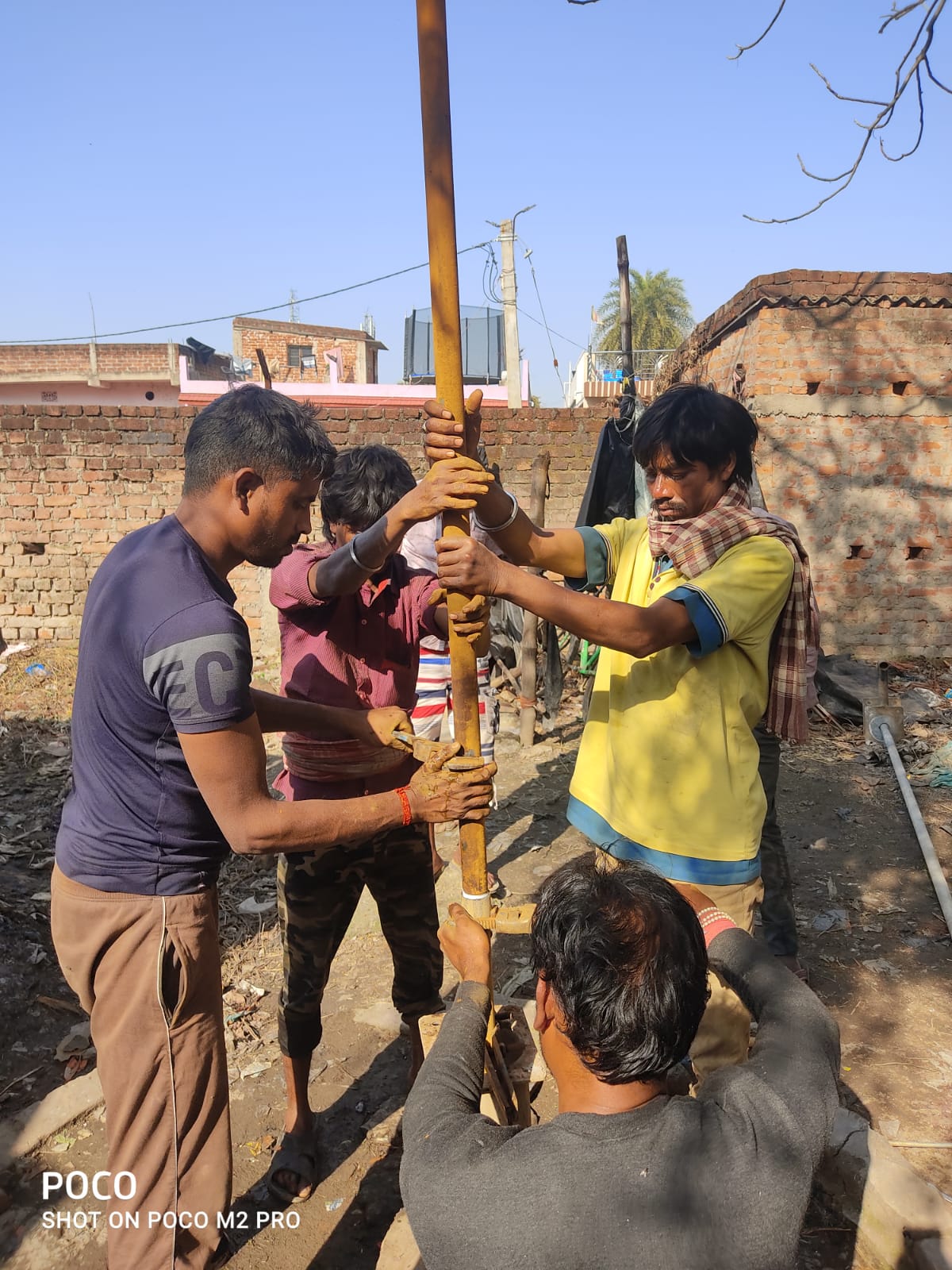 व्यवस्था पर तमाचा : भूखे सोए ,चंदा बटोरा फिर ठीक कराया चापाकल 