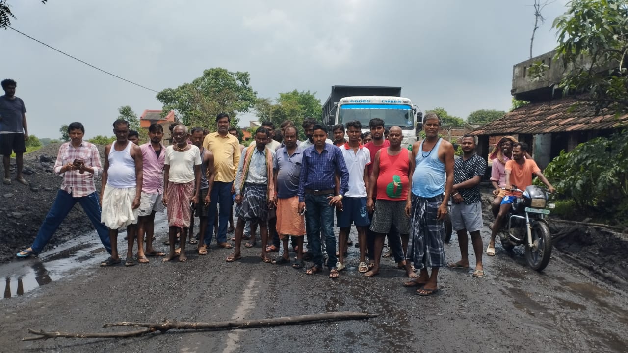 टूटी सड़क और उड़ती कोयले की धूल के खिलाफ फूटा जनाक्रोश, शहरग्राम में सैकड़ों ग्रामीणों ने किया लिंक रोड जाम