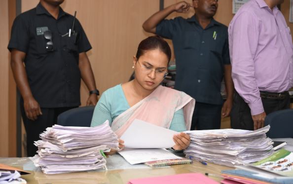 एक्शन में कृषि मंत्री शिल्पी नेहा तिर्की, औचक निरीक्षण करने पहुंचीं भूमि संरक्षण कार्यालय व लाह केंद्र,कहा-काम में कोताही बर्दाश्त नहीं