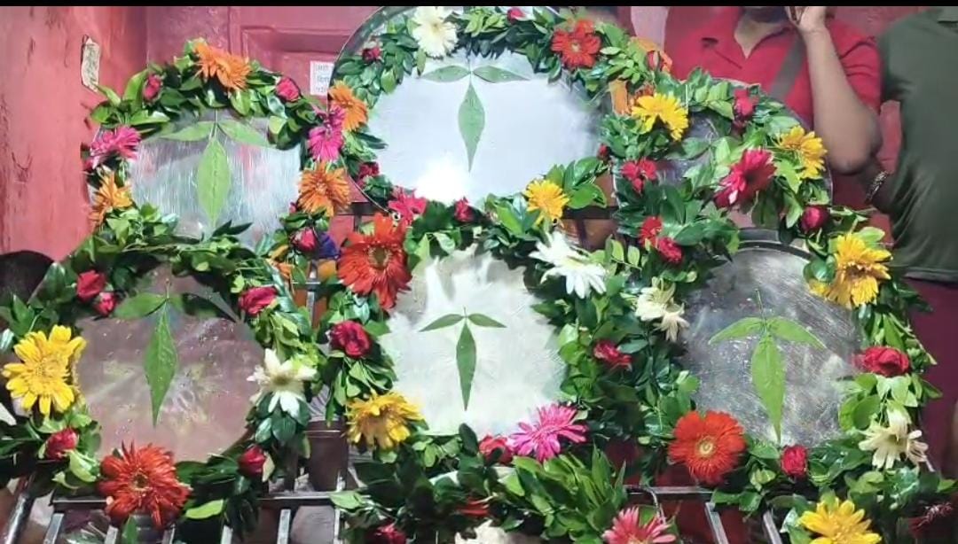 भगवान शंकर को अति प्रिय है बेलपत्र, सावन में बाबा बैद्यनाथ मंदिर में दुर्लभ बेलपत्रों की लगती है प्रदर्शनी, जानिए इस परंपरा के बारे में