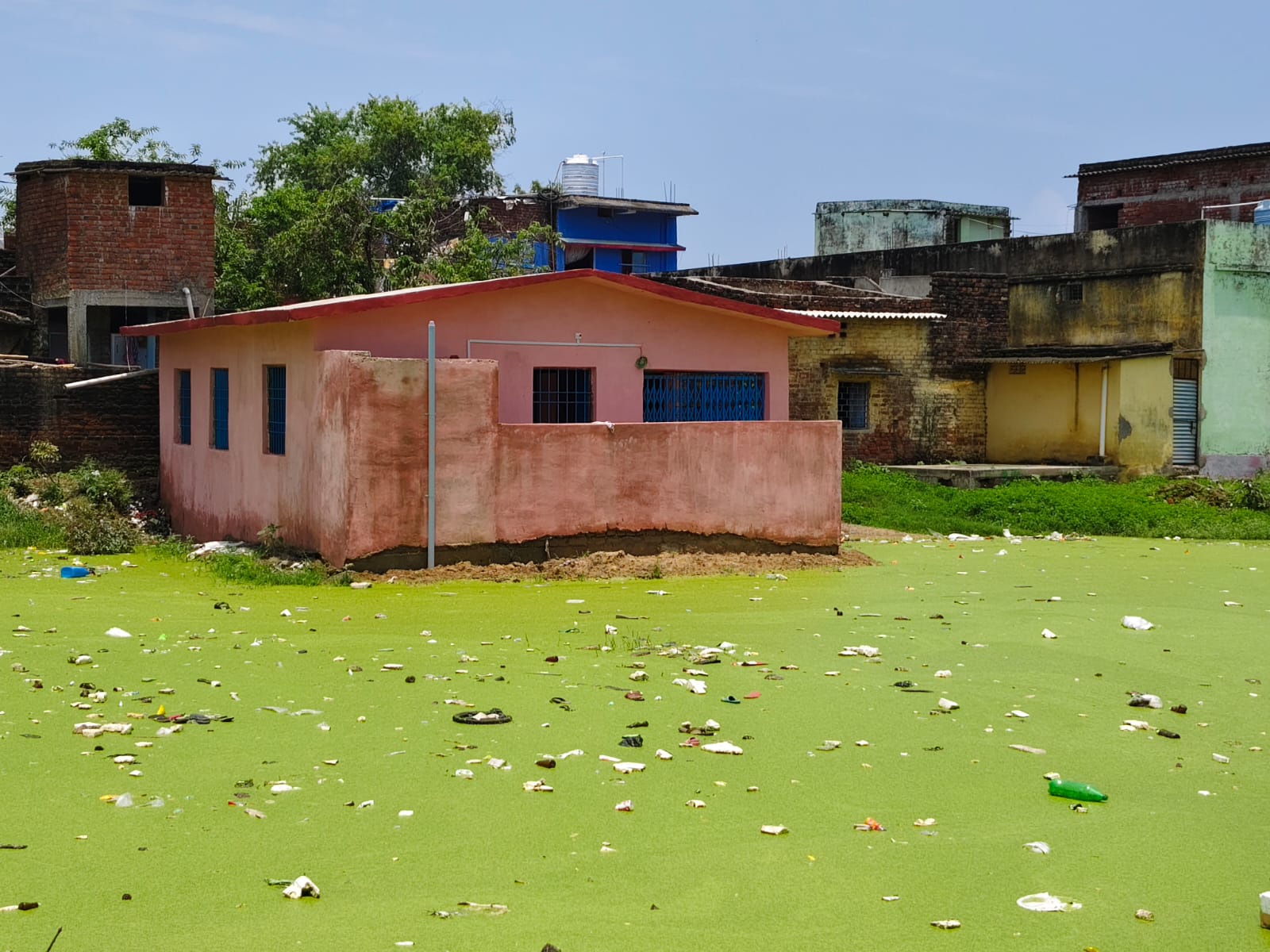 जिसको जितना मिला लूट लिया! विकास ऐसा कि आहर के मेढ़ पर बना दिया आंगनबाड़ी का भवन, उठी जांच की मांग