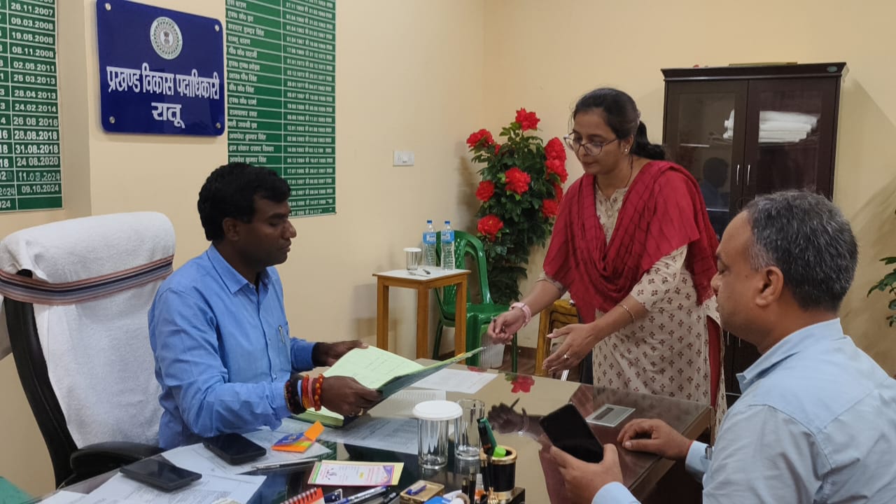 अचानक अंचल कार्यालय पहुंच गए डीसी, कहा-ग्रामीणों से पूछने लगे कार्यालय का हाल, कहा-बिचौलिये नहीं किये जायेंगे बर्दाश्त