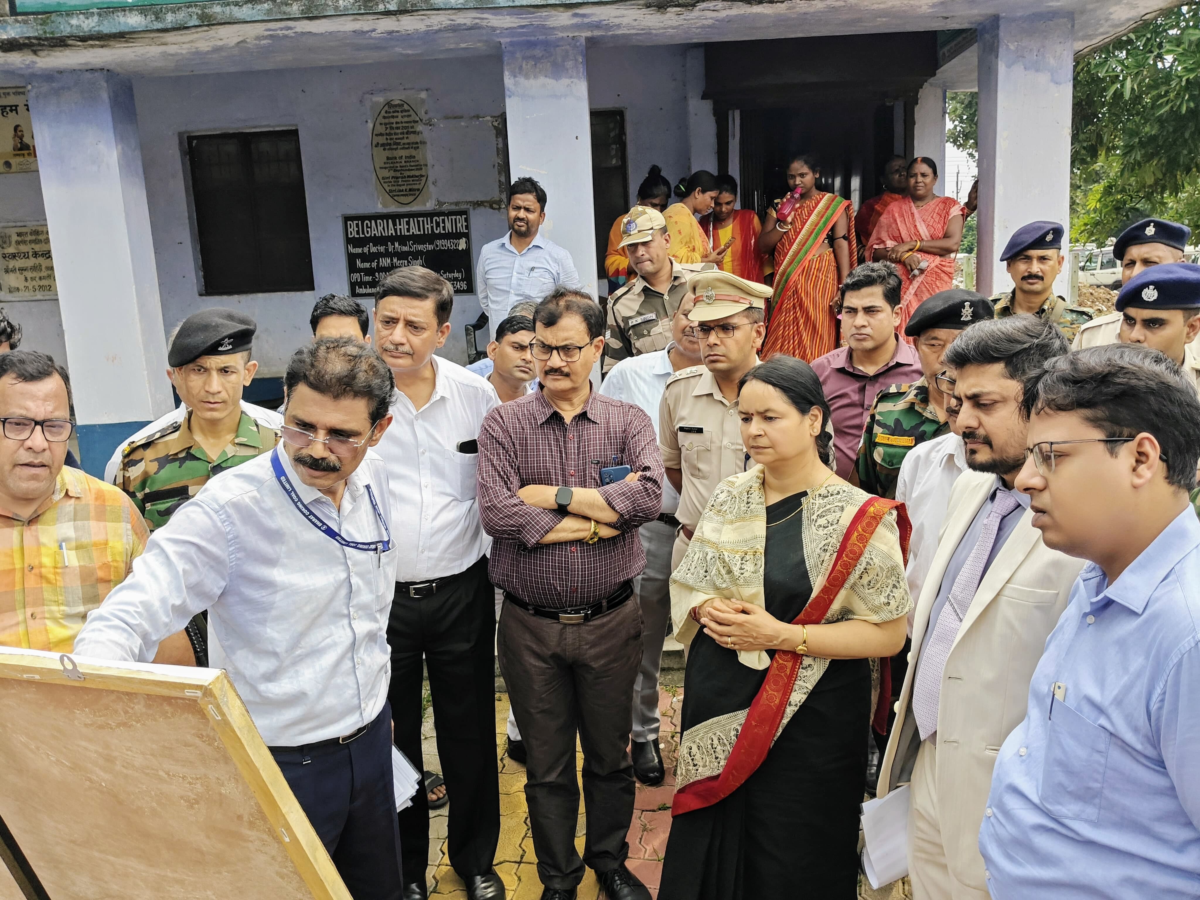 Dhanbad: बेलगड़िया के लोगों ने मुख्य सचिव को बताई अपनी परेशानी तो क्या मिला भरोसा,पढ़िए इस रिपोर्ट में