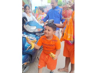 देवघर में भोले के भक्तों की सेवा करने वालों की कमी नहीं, बच्चे कांवरियों के बीच बांट रहे फल