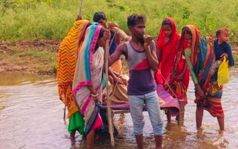 ये कैसा विकास? सड़क के अभाव में घर तक नहीं पहुंच पाया एंबुलेंस तो चतरा की महिला ने बीच रास्ते खाट पर ही दिया बच्चे को जन्म