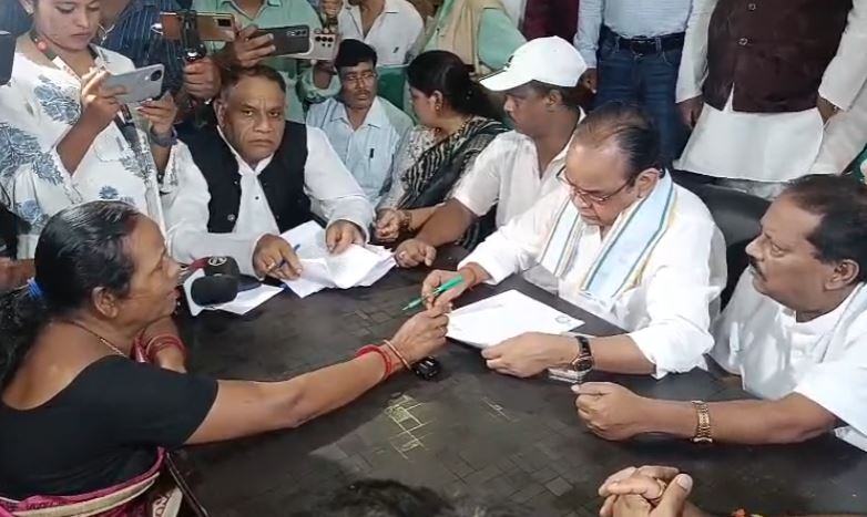 जनता दरबार में मंत्री के पास शिकायत लेकर पहुंची मंईयां, साहब सरकारी बाबू नहीं सुन रहें, पैसा नहीं मिल रहा है