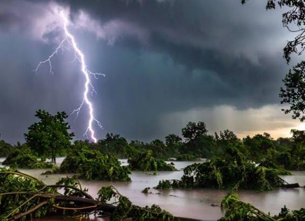 Weather Alert: दोपहर बाद बदल सकता है मौसम का मिजाज, इन जिलों में भारी बारिश का अलर्ट, रहें सावधान