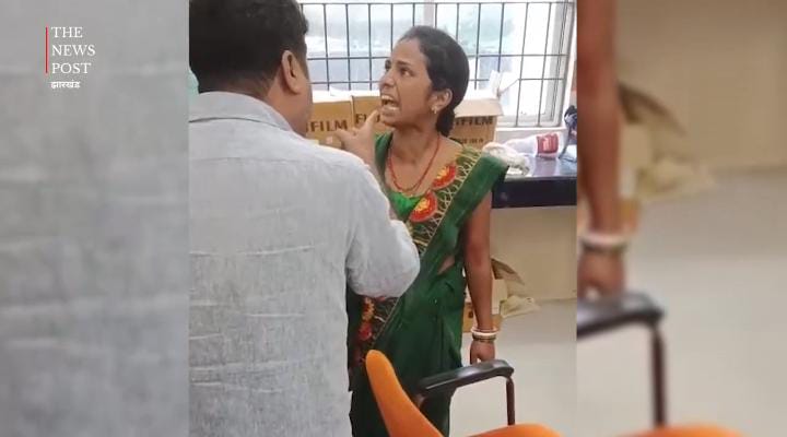 सवाल पूछना पाप है क्या ? महिला ने पूछा सवाल तो डॉक्टर ने जूते से मारने की दे डाली धमकी, देखिए-VIRAL VIDEO
