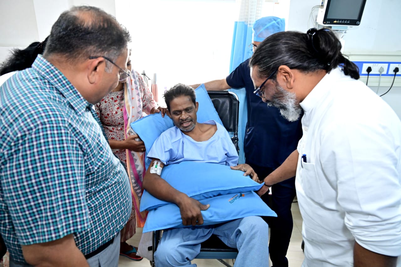 पूर्व अंतरराष्ट्रीय हॉकी खिलाड़ी बिमल लकड़ा से मिलने अस्पताल पहुंचे सीएम हेमंत,  झारखंड में जल्द Neuro Rehabilitation सेंटर खोलने का दिया आश्वासन 