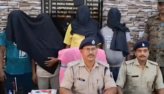 पाकुड़ में अवैध लॉटरी रैकेट का भंडाफोड़, चार गिरफ्तार, लैपटॉप, प्रिंटर और रेलवे चादरें बरामद