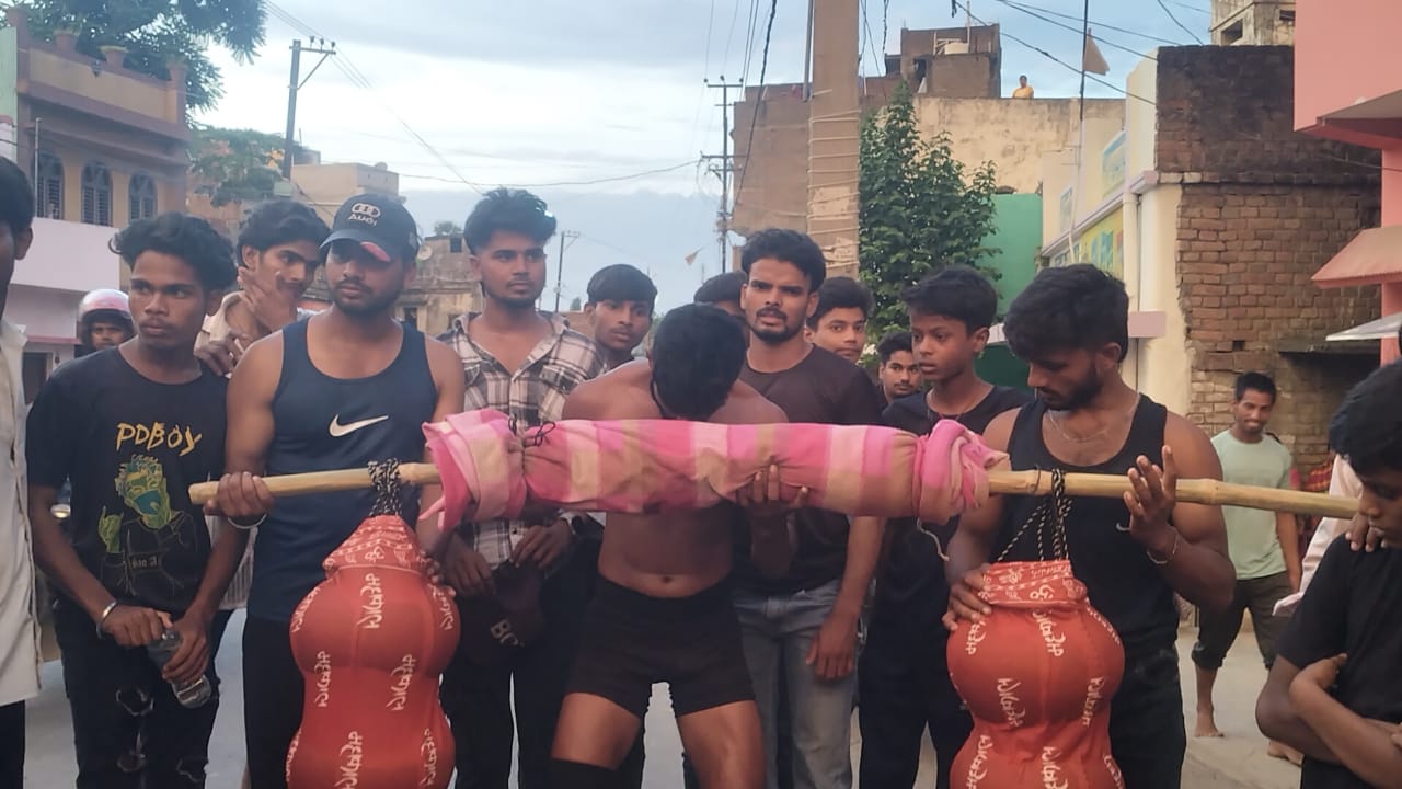 ऐसी भक्ति देखी नहीं कभी !100 लीटर गंगाजल लिए 100 किलोमीटर की कांवड़ यात्रा पर निकला भोले का ये भक्त, पढ़ें लोग क्यों कह रहे है "फिट बम"