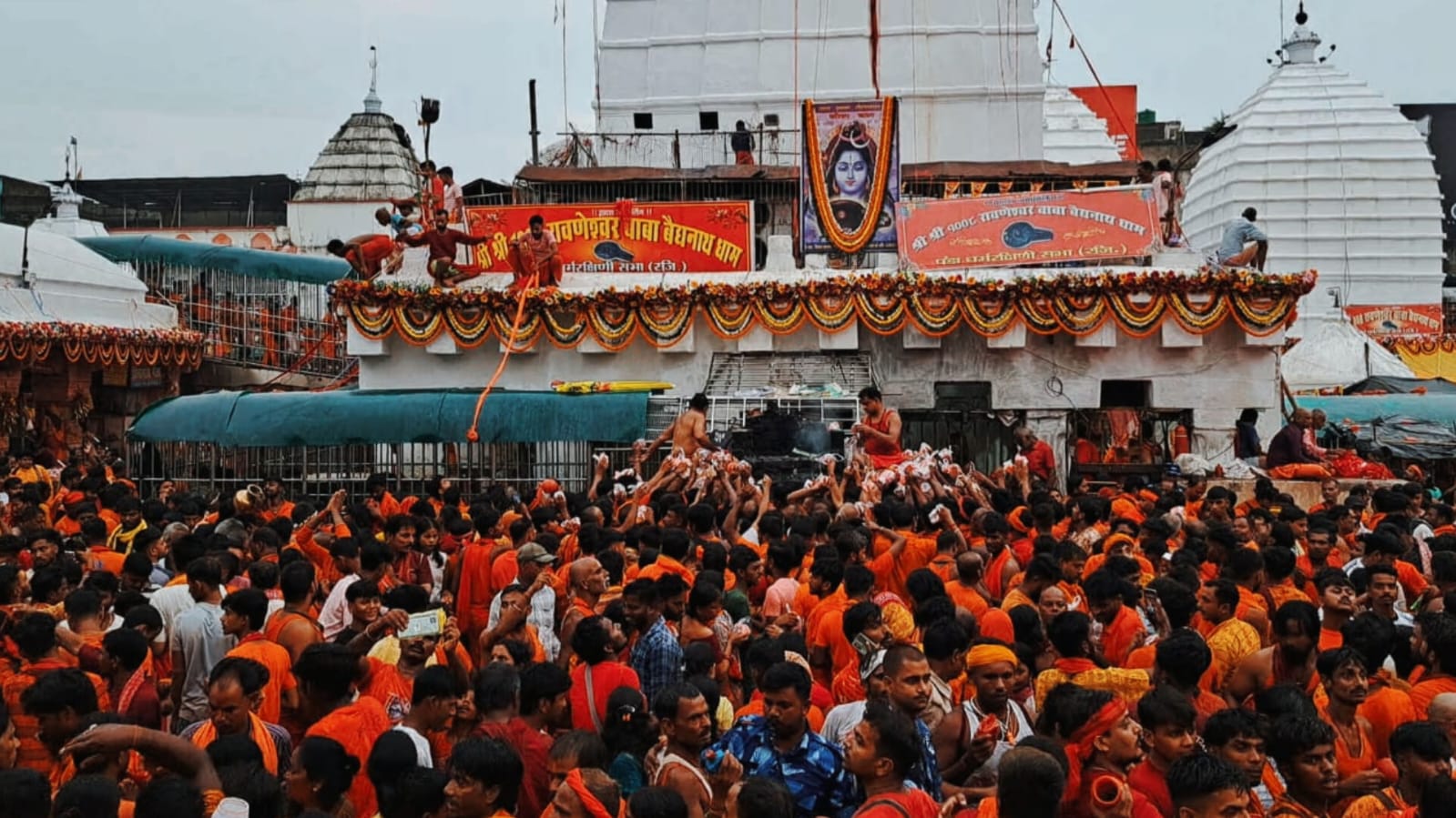 राजकीय श्रावणी मेले के पहले 13 दिनों में 23 लाख से अधिक श्रद्धालुओं ने किया बाबा बैद्यनाथ पर जलार्पण, मंदिर की आय 2 करोड़ पार