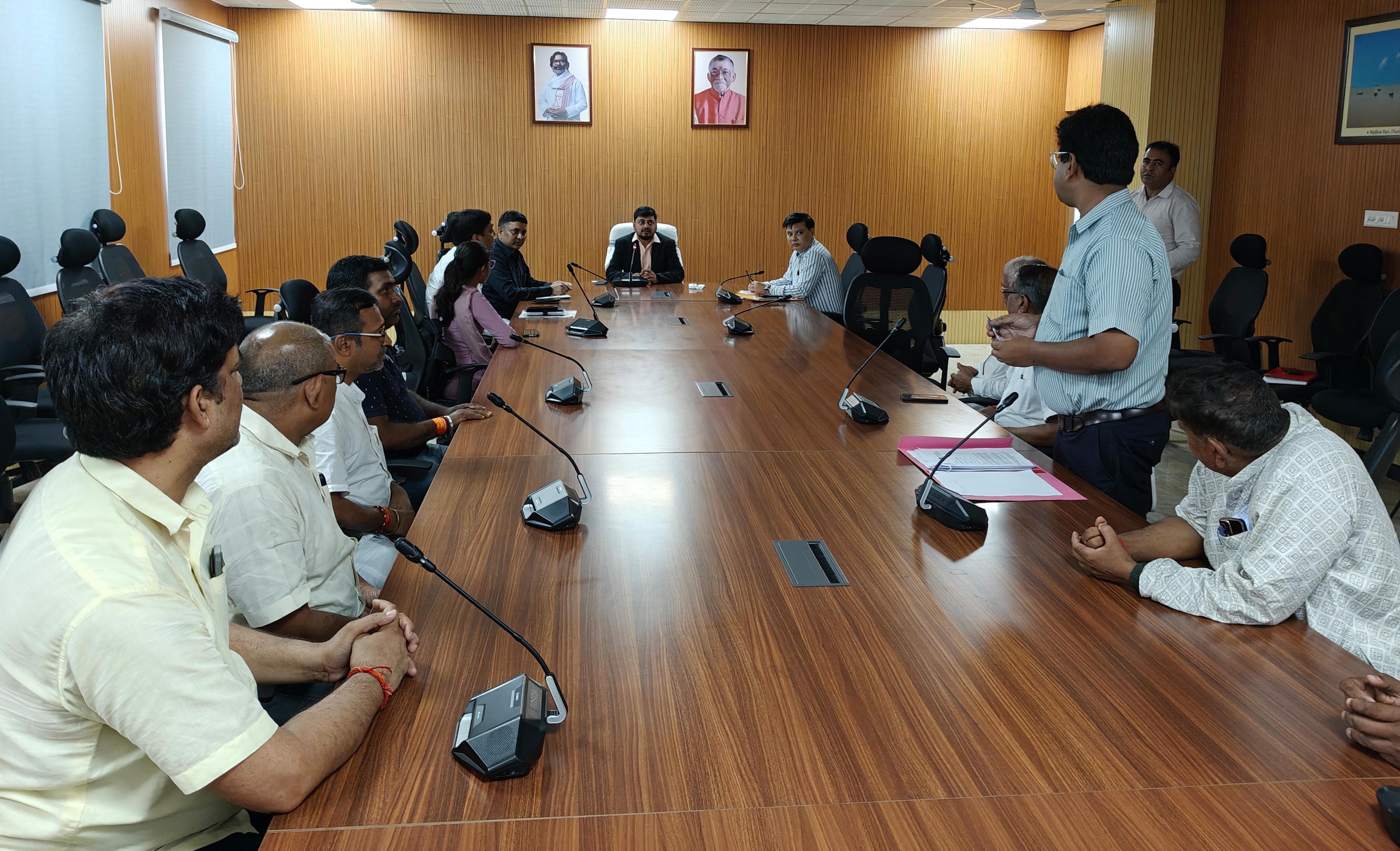 धनबाद में सड़क पर आवारा पशुओं से लोगो को राहत की बढ़ी उम्मीद, जानिए क्या हो रही प्रशासनिक कोशिश !